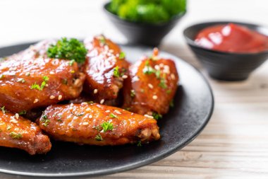 Beyaz susamlı ızgara tavuk kanadı.