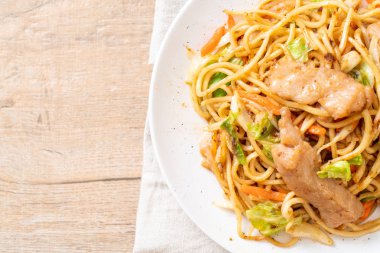 tavada kızartılmış yakisoba noodle pork - Asya gıda tarzı ile