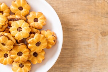 Hindistan cevizli bisküvi ve ananas reçeli.