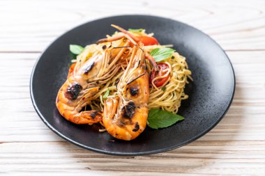 ızgara karides ve domates - İtalyan Füzyon gıda tarzı ile tavada kızartılmış spagetti