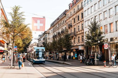 Zürih, İsviçre - 23 Ağustos 2018: Zürih Şehri, İsviçre kaldırımlarda insanlar yürüyüş yaparken bir tramvay merkezi Bahnhofstrasse sürücüler.