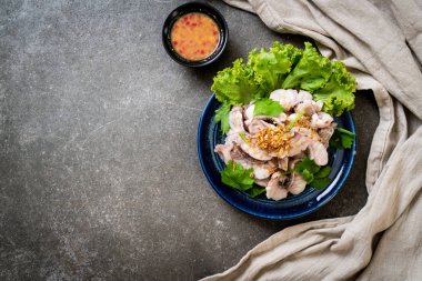 Soslu ve sebzeli haşlanmış balık sosu.