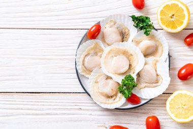 Ahşap tahta üzerinde taze kabuk tarak