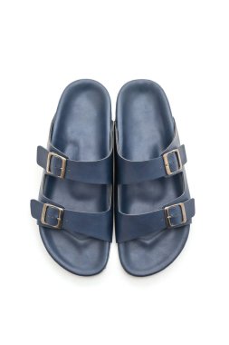 Erkekler beyaz arka plan üzerinde izole sandalet deri