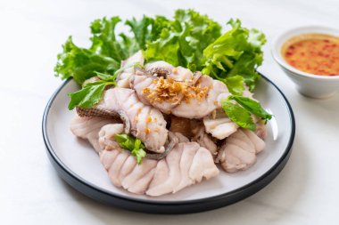 Soslu ve sebzeli haşlanmış balık sosu.