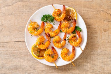 Limon - deniz ürünleri tarzı ile ızgara kaplan karides şiş