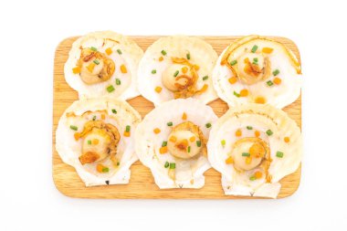 tereyağı ve beyaz arka plan üzerinde izole sarımsak ile ızgara tarak shell