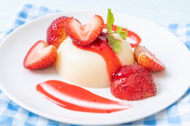 taze çilek - sağlıklı yemek ve tatlı ile yoğurt puding