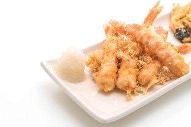 Beyaz arka plan üzerinde izole karides tempura (hırpalanmış kızarmış karides)