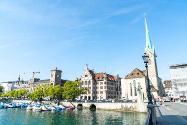 Zürih, İsviçre -23 Ağustos 2018 - manzara görünümü Lake Zurich (Zurichsee) ve Zürih Limmat Nehri üzerinde. İsviçre şehrin finans ve sigorta için küresel bir merkezidir.