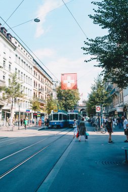 Zürih, İsviçre - 23 Ağustos 2018: Zürih Şehri, İsviçre kaldırımlarda insanlar yürüyüş yaparken bir tramvay merkezi Bahnhofstrasse sürücüler.