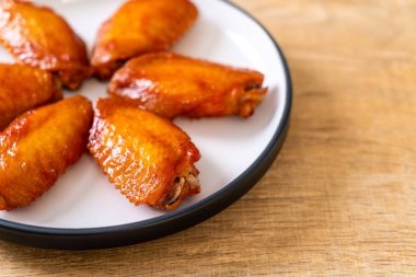 Barbekü tavuk kanadı sosu ile