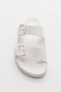 Kadınlar beyaz arka plan üzerinde izole sandalet deri