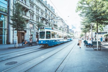 Zürih, İsviçre - 23 Ağustos 2018: Zürih Şehri, İsviçre kaldırımlarda insanlar yürüyüş yaparken bir tramvay merkezi Bahnhofstrasse sürücüler.