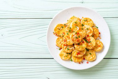 Sahanda yumurta yumuşak tofu sarımsak - sağlıklı, vegan ve sebze gıda tarzı