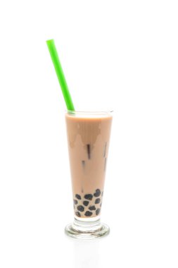 Beyaz arka plan üzerinde izole kabarcık ile buzlu süt çay