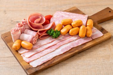 pastırma, sosis, jambon füme ve barbekü pastırma ahşap tahta üzerinde