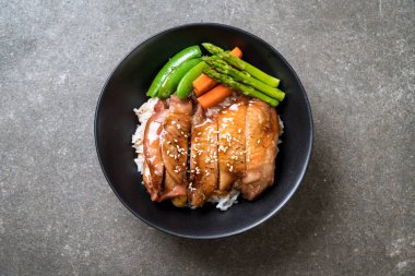 Teriyaki tavuk pilav kasesi - Asya gıda tarzı