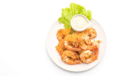 Beyaz arka plan üzerinde izole soslu kızarmış karides