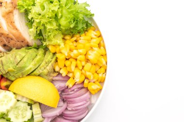Tavuk göğsü beyaz arka plan üzerinde izole ile sağlıklı salata kasesi