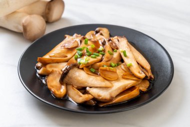 İstiridye soslu kızarmış kral istiridye mantarı. Sağlıklı, vejetaryen ya da vejetaryen yemek tarzı.