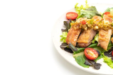 Beyaz arka plan üzerinde izole salata sebzeli ızgara tavuk