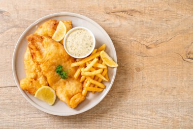 Balık ve patates kızartması. Sağlıksız yiyecekler.