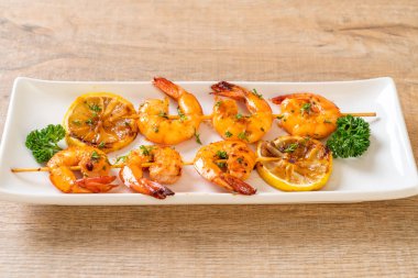 Limon - deniz ürünleri tarzı ile ızgara kaplan karides şiş