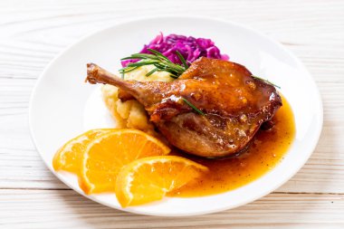 Portakal soslu biftek kızarmış ördek bacak