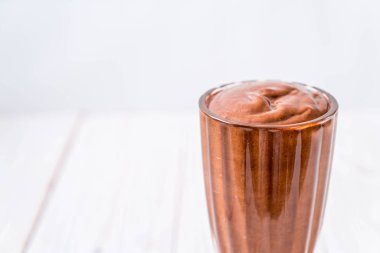 çikolata smoothies milkshake ahşap arka plan üzerinde