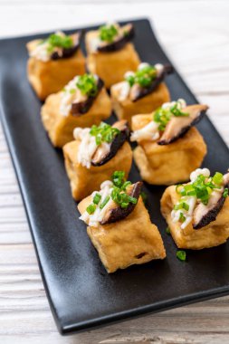 Shitake Mantarlı ızgara Tofu ve Altın İğne Mantarı - sağlıklı, vejetaryen veya vejetaryen yemek tarzı