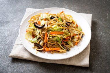 tavada kızartılmış yakisoba noodle sebzeli - vegan ve vejetaryen yiyecekler