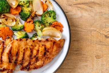 çukurunu tavuk göğsü biftek sebze (brokoli, havuç, soğan ile)