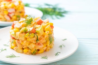 meyve salatası (elma, Mısır, papaya, ananas) - yengeç sopa ile karışık sağlıklı gıda tarzı