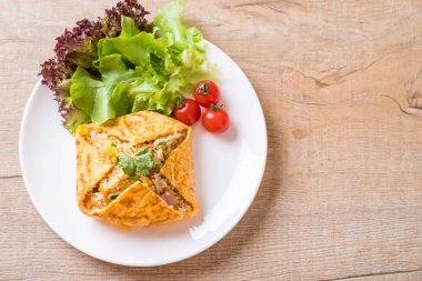 Bir omlet sarma sebzeli aromalı kızarmış pirinç