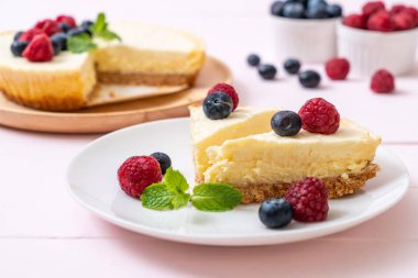 Ev yapımı cheesecake taze ahududu ve yaban mersini ile