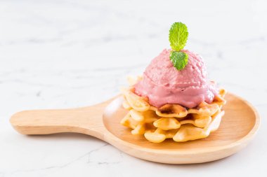 plaka üzerinde gözleme ile çilekli dondurma