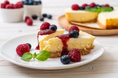 Ev yapımı cheesecake taze ahududu ve yaban mersini ile