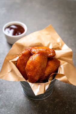 Barbekü tavuk kanadı sosu ile