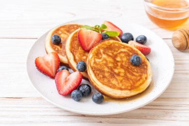 taze yaban mersini, taze çilek ve bal ile sufle gözleme