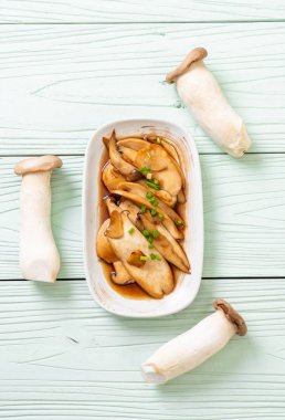 İstiridye soslu kızarmış kral istiridye mantarı. Sağlıklı, vejetaryen ya da vejetaryen yemek tarzı.