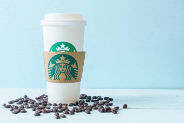 Bangkok, Tayland - 5 Haziran 2018: Beyaz kahve fincanı Starbucks logosu üzerinde tahta arka plan ile. Starbucks dünyanın en büyük kahve evi 61 ülke içinde 20.000'den fazla mağaza ile mi.