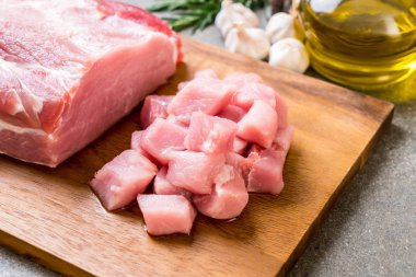 taze domuz ham filetosu ahşap tahta üzerinde