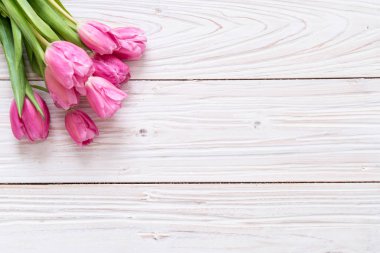 ahşap arka plan kopya alanı ile Pembe Lale çiçek