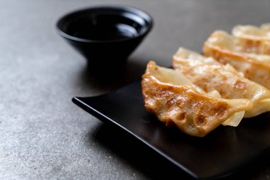 Japon gyoza 'sı ya da soya soslu hamur tatlısı.