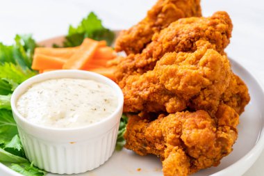 Sebzeli kızarmış tavuk kanadı.