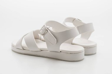 Kadınlar beyaz arka plan üzerinde izole sandalet deri