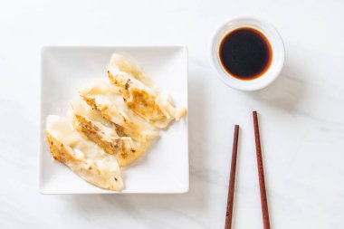 Japon gyoza 'sı ya da soya soslu hamur tatlısı.