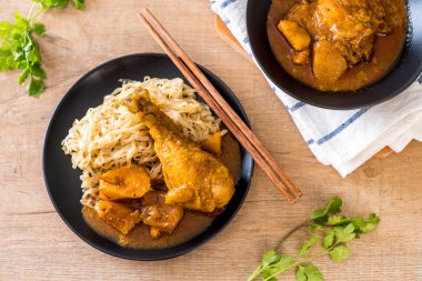 Şehriye - Asya gıda tarzı ile tavuk Massaman köri hamur