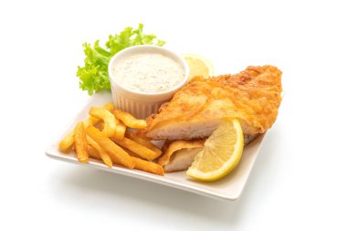 Beyaz arkaplanda balık ve cips izole